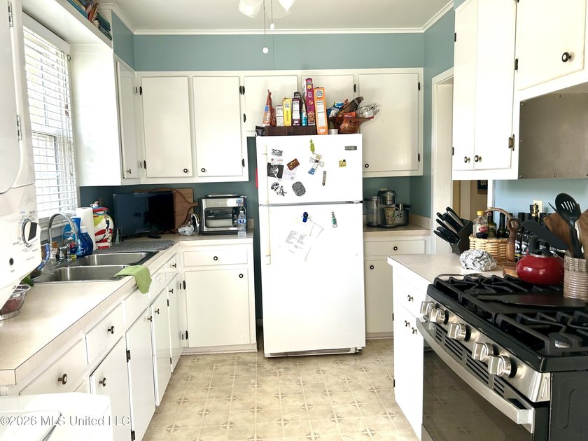Adorable cozy bungalow in the heart of Biloxi. It's steps away - photo 10