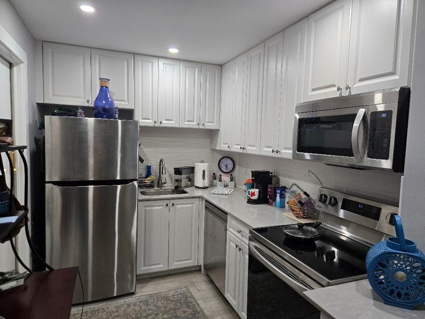 Very nice unit. Corner East and southern facing. Owner will - photo 4