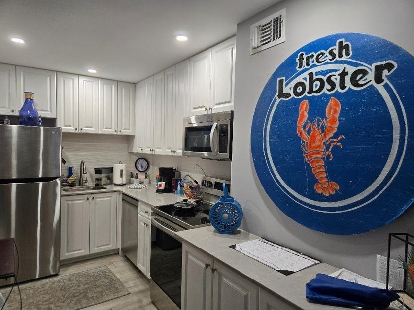 Very nice unit. Corner East and southern facing. Owner will - photo 5