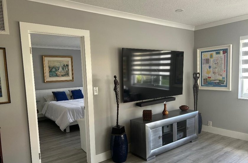 Very nice unit. Corner East and southern facing. Owner will - photo 6