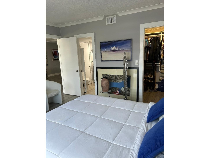 Very nice unit. Corner East and southern facing. Owner will - photo 8
