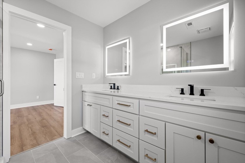 Crafted with an eye for refinement, this newly constructed home - photo 34