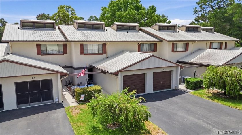 Welcome to maintenance-free living in the desirable Third - photo 2