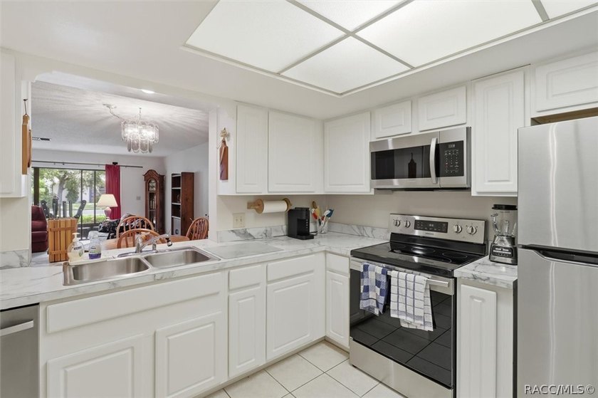 Welcome to maintenance-free living in the desirable Third - photo 7