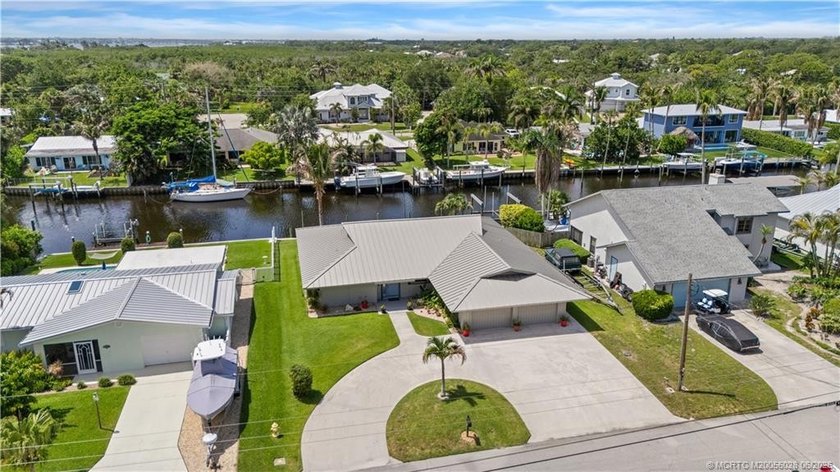 Rare waterfront opportunity in Seagate Harbor! Lovingly - photo 2
