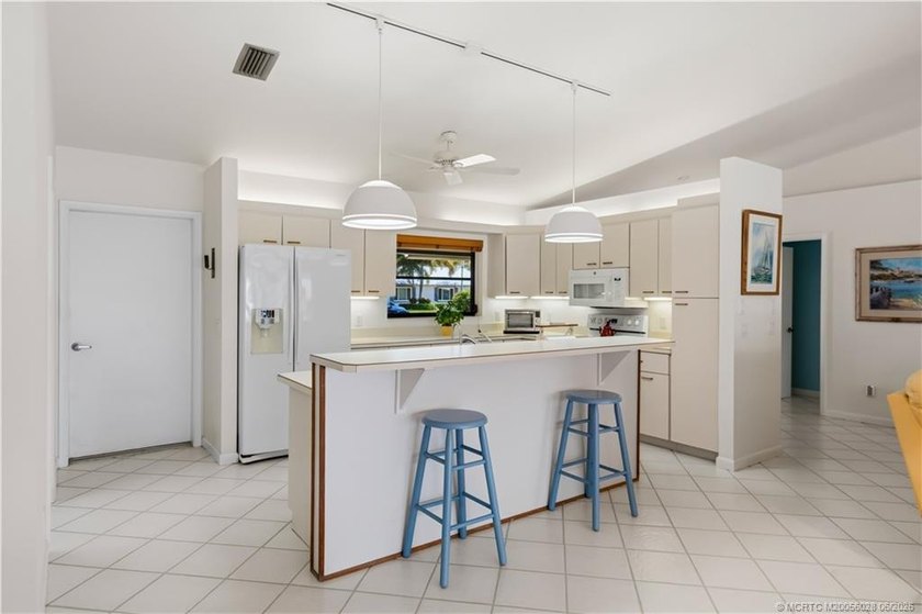 Rare waterfront opportunity in Seagate Harbor! Lovingly - photo 7