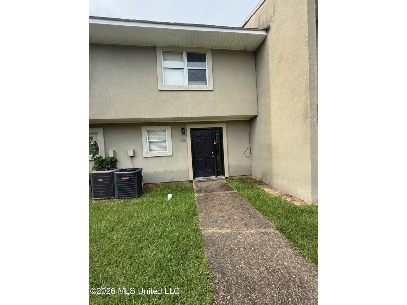 Investment opportunity or future owner-occupant! This 2-bedroom - photo 2