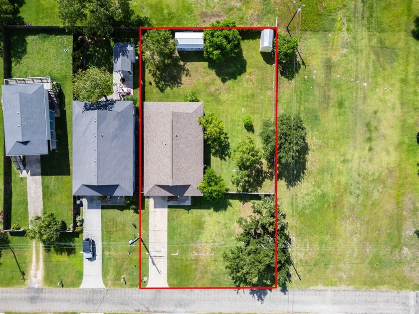 Situated on two spacious lots, this charming 3-bedroom, 2-bath - photo 31