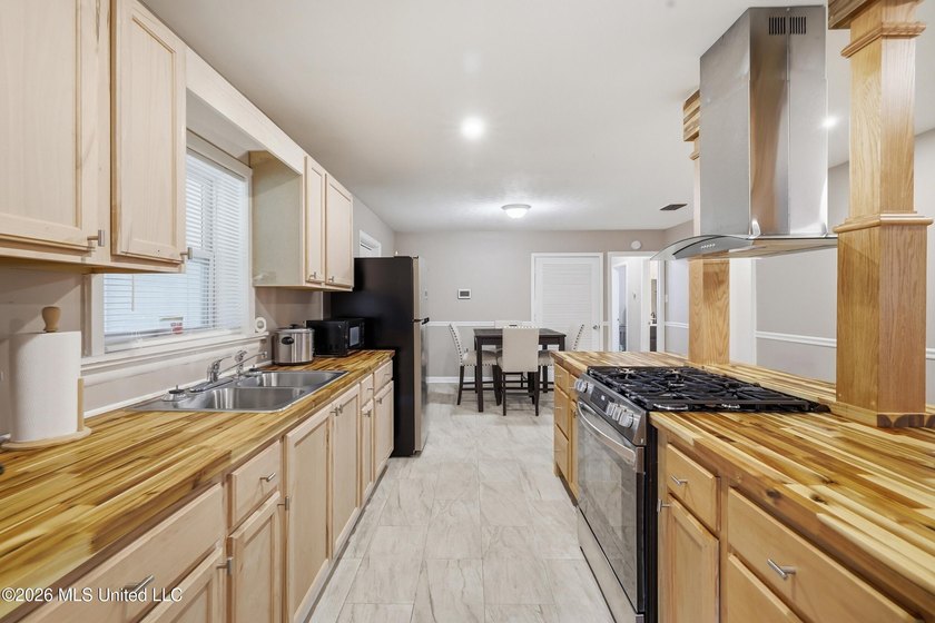 Welcome home to this beautifully updated 4-bedroom, 2-bath home - photo 3