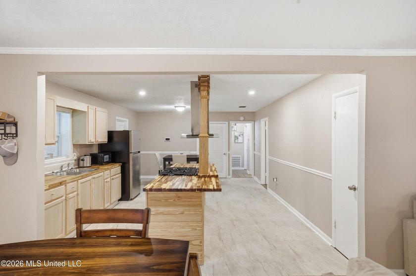 Welcome home to this beautifully updated 4-bedroom, 2-bath home - photo 6