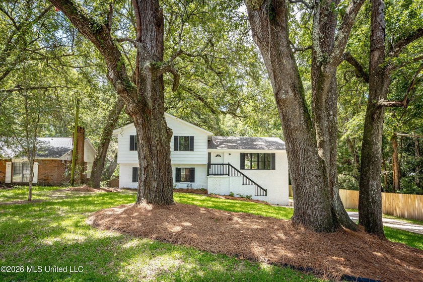 Stunning newly renovated white brick home in DOWNTOWN GOLF CART - photo 3