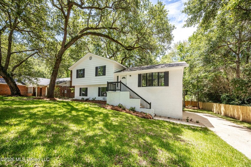 Stunning newly renovated white brick home in DOWNTOWN GOLF CART - photo 4