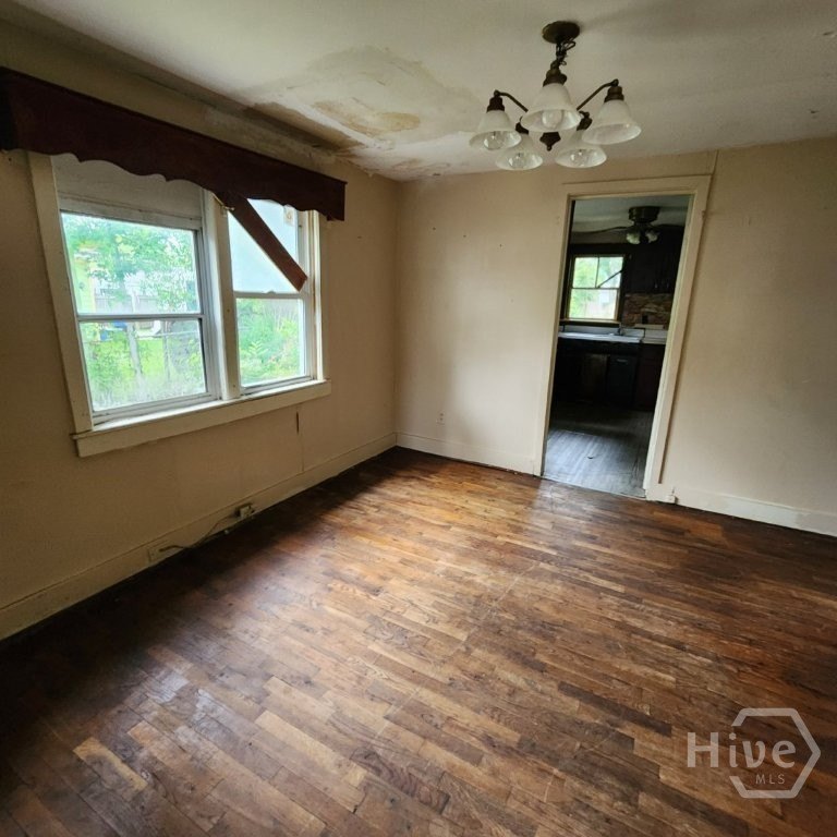 INVESTOR SPECIAL! Fantastic opportunity to own a 3-bedroom - photo 3