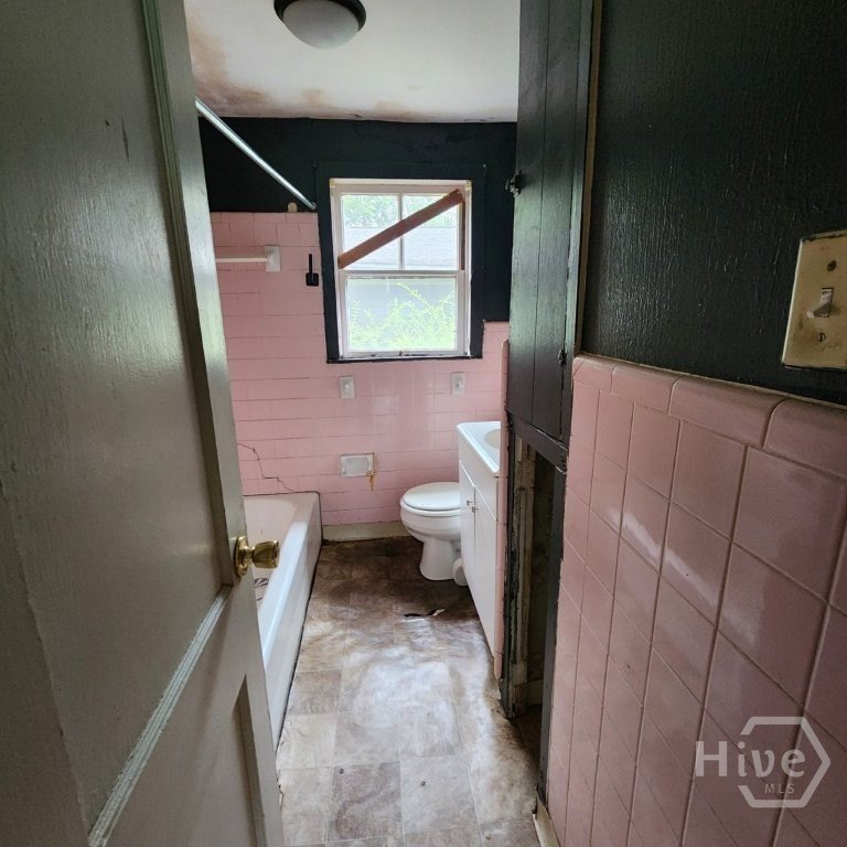 INVESTOR SPECIAL! Fantastic opportunity to own a 3-bedroom - photo 8