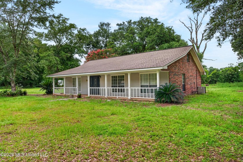 Welcome to this charming country property offering the perfect - photo 2