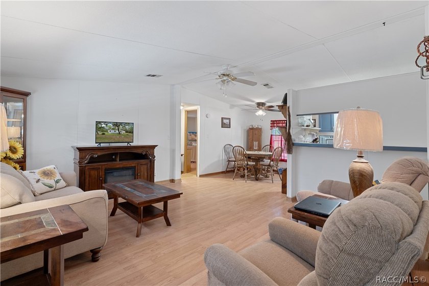 Welcome home to this charming and well-maintained 3-bedroom - photo 4