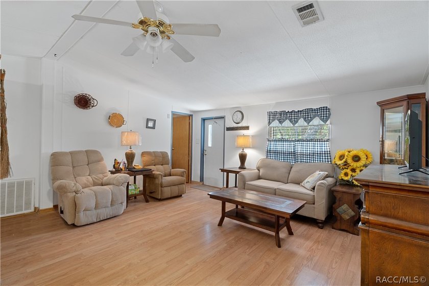 Welcome home to this charming and well-maintained 3-bedroom - photo 6