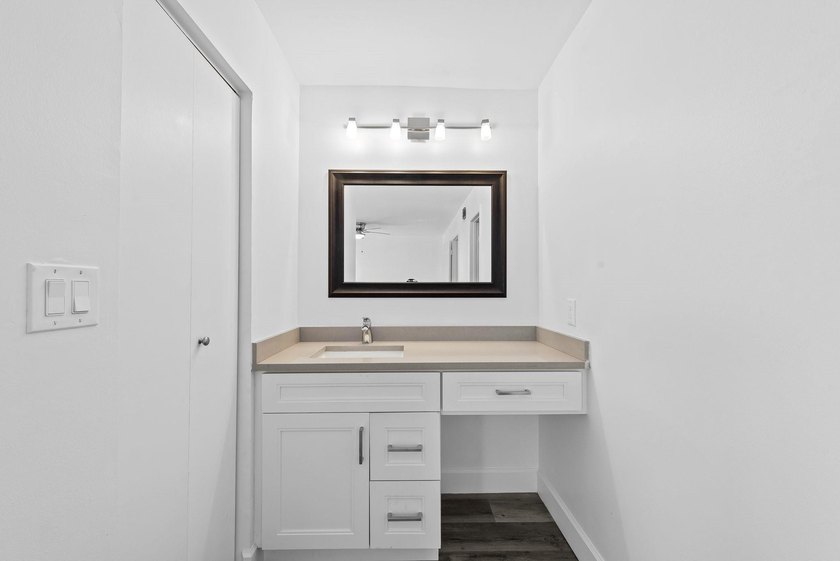 Stunning fully renovated 3-bedroom, 2-bath townhome located in - photo 11