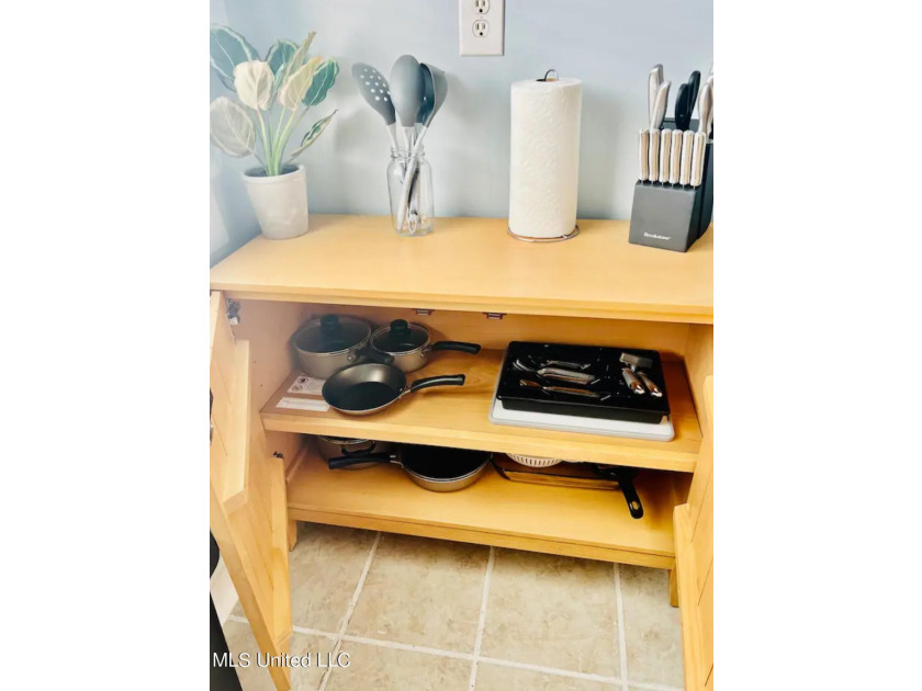 Gorgeous Studio ''Turn-Key Condo'' That's fully furnished and - photo 12