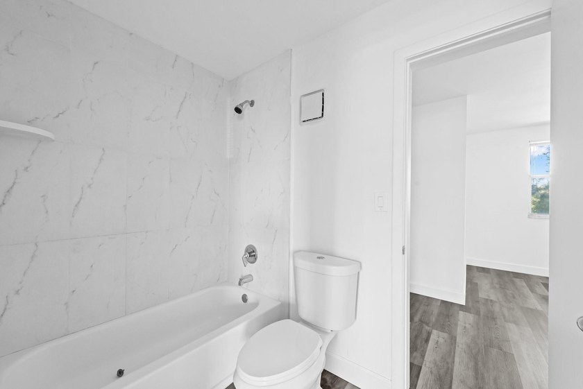 Stunning fully renovated 3-bedroom, 2-bath townhome located in - photo 12
