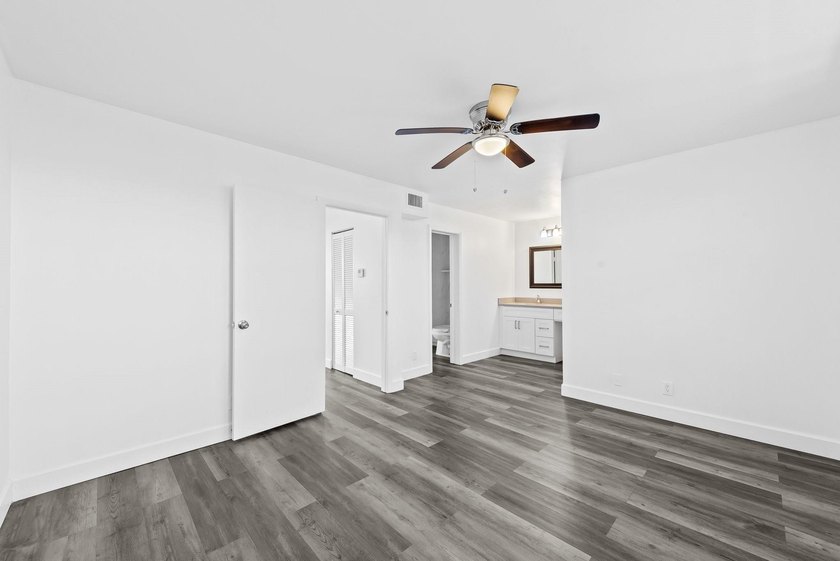 Stunning fully renovated 3-bedroom, 2-bath townhome located in - photo 13