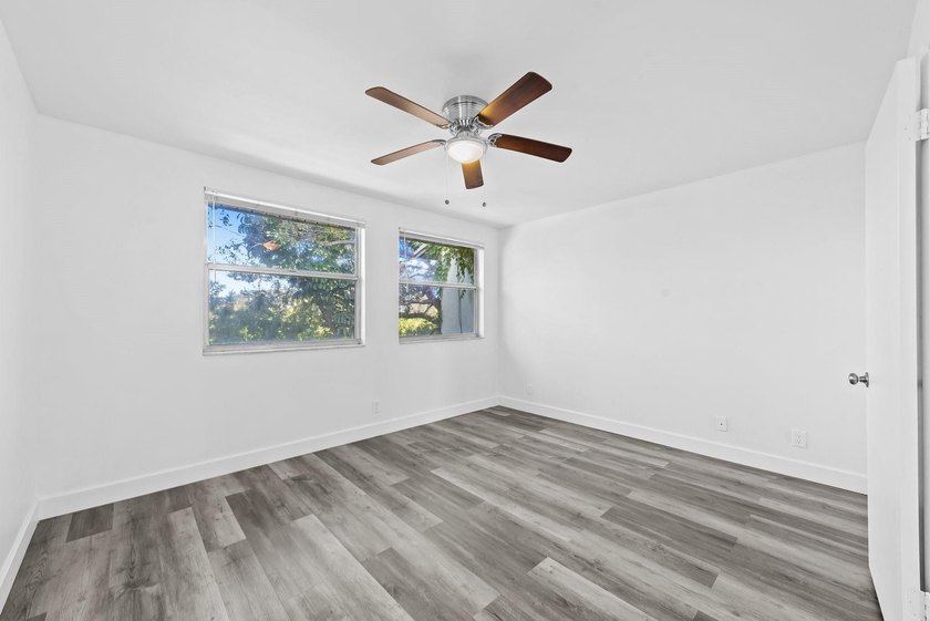 Stunning fully renovated 3-bedroom, 2-bath townhome located in - photo 14