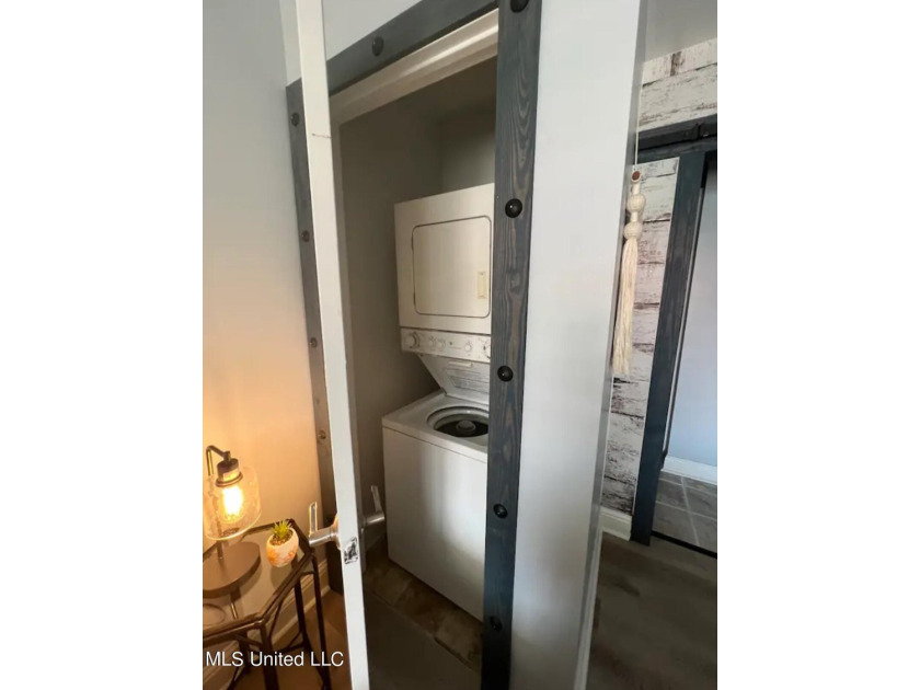 Gorgeous Studio ''Turn-Key Condo'' That's fully furnished and - photo 15
