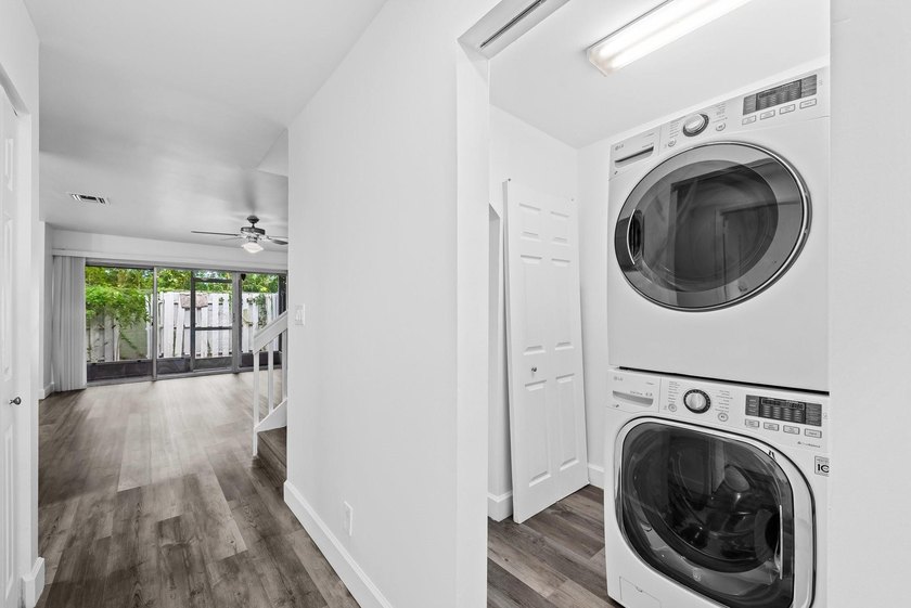 Stunning fully renovated 3-bedroom, 2-bath townhome located in - photo 15
