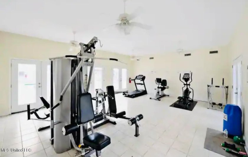 Gorgeous Studio ''Turn-Key Condo'' That's fully furnished and - photo 17