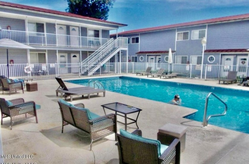 Gorgeous Studio ''Turn-Key Condo'' That's fully furnished and - photo 19