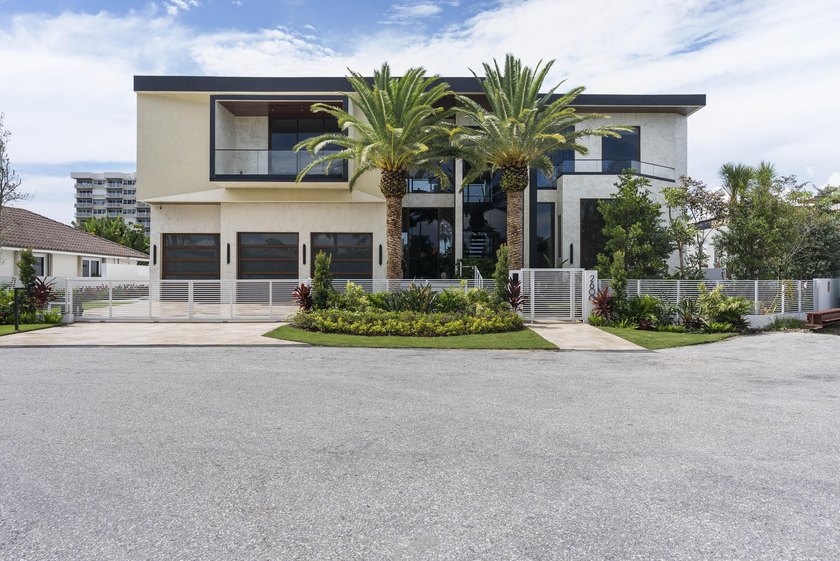 Unparalleled luxury new construction on 100' of prime - photo 3