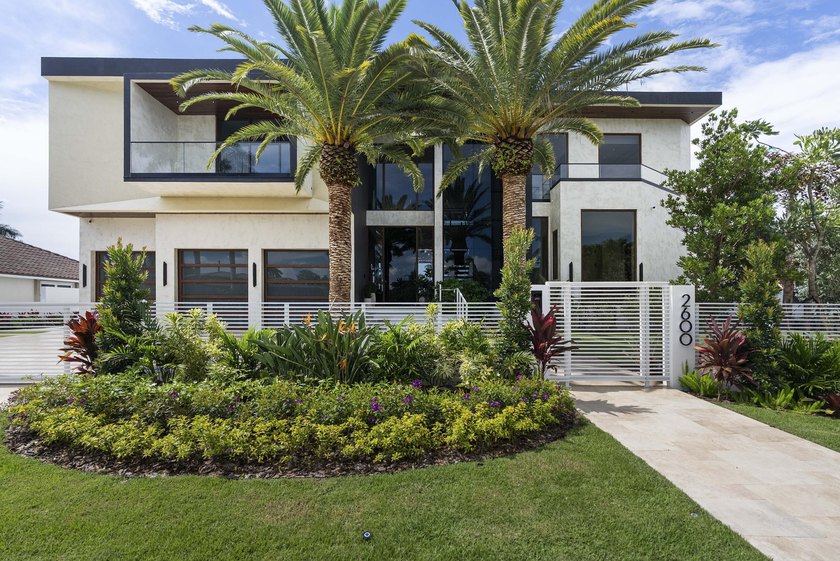 Unparalleled luxury new construction on 100' of prime - photo 4