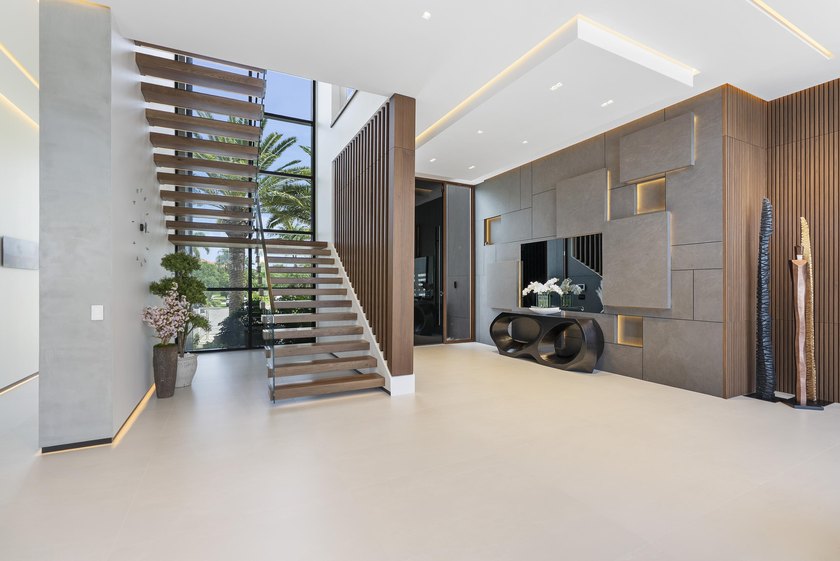 Unparalleled luxury new construction on 100' of prime - photo 7
