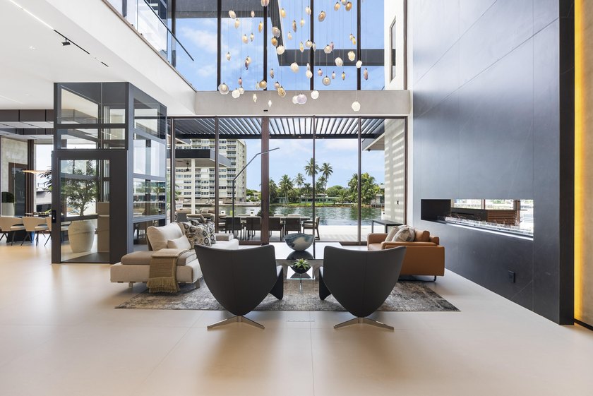 Unparalleled luxury new construction on 100' of prime - photo 9