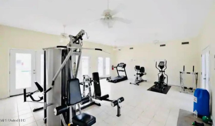 Gorgeous Studio ''Turn - Key Condo'' That's fully furnished and - photo 19