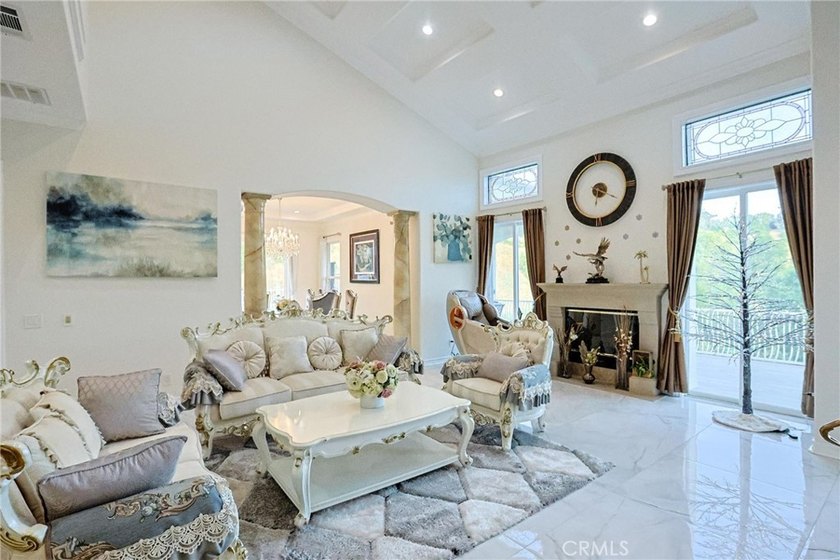 Welcome to 1121 Pinto Dr., a custom estate by renowned builder - photo 4
