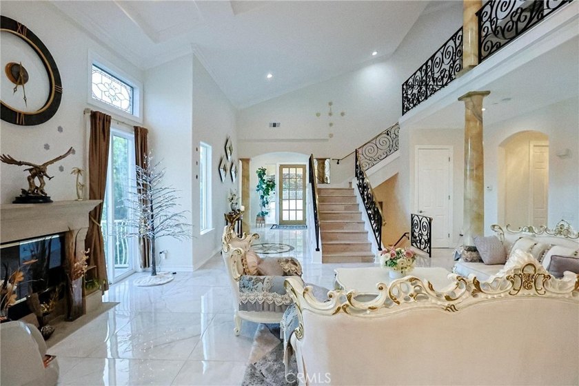 Welcome to 1121 Pinto Dr., a custom estate by renowned builder - photo 8