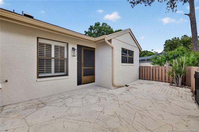 Beautifully updated villa in the centrally located community of - photo 3