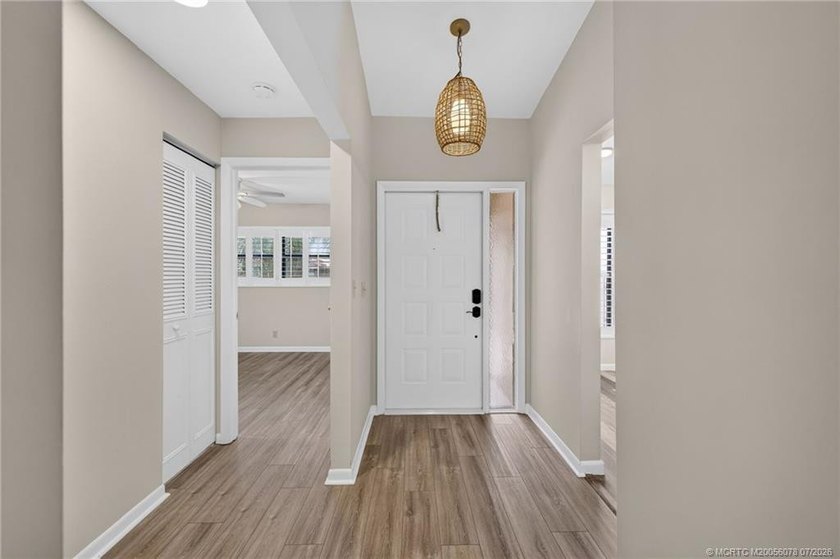 Beautifully updated villa in the centrally located community of - photo 6