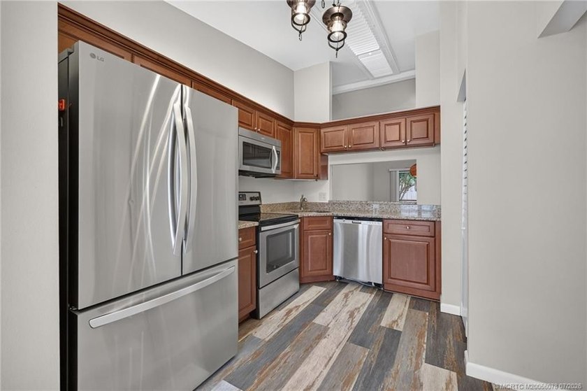 Beautifully updated villa in the centrally located community of - photo 7