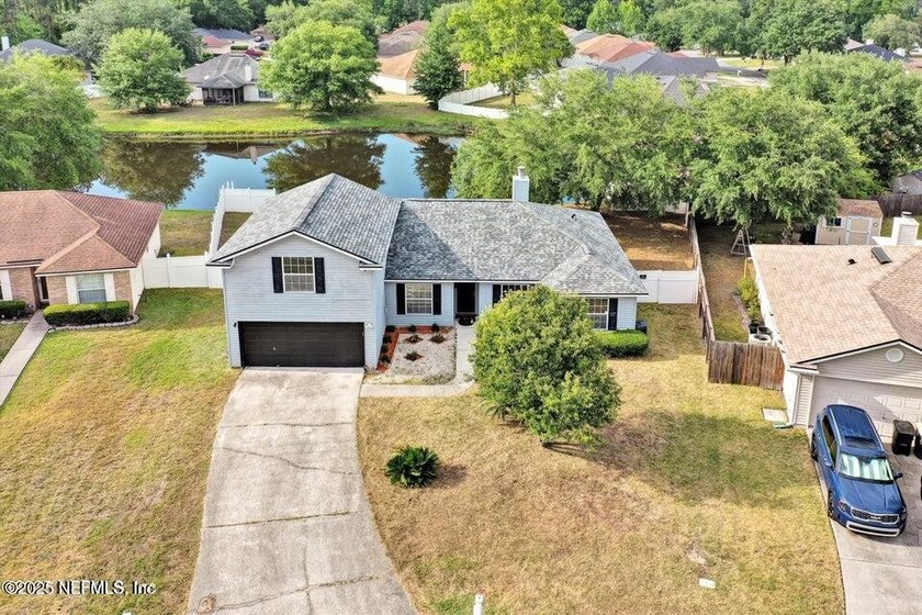 New floors, fresh paint, and breathtaking water views! This - photo 2