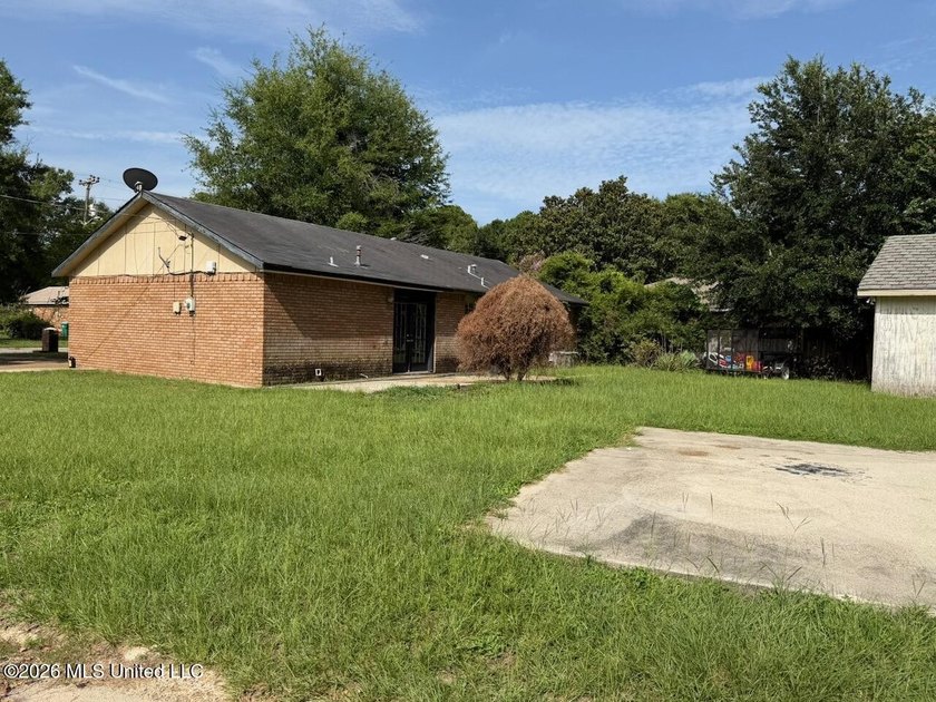 Cash-Flowing Investment on a Large Corner Lot! Situated on a - photo 4
