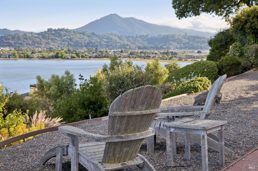 A single-level home, with 180 degree views, in a gated community - photo 2