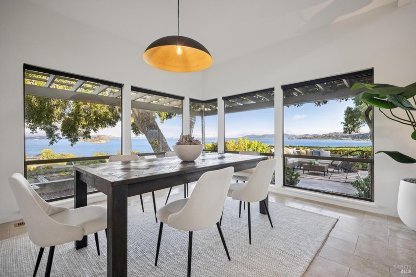 A single-level home, with 180 degree views, in a gated community - photo 4