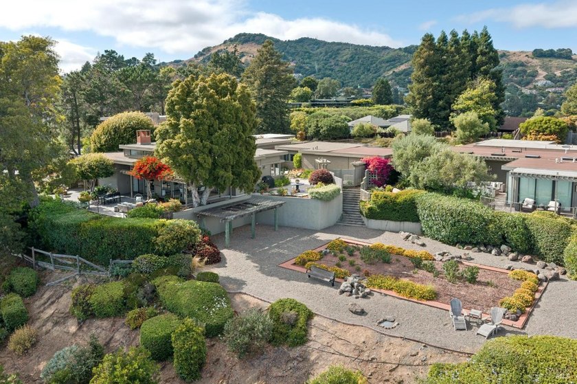 A single-level home, with 180 degree views, in a gated community - photo 7