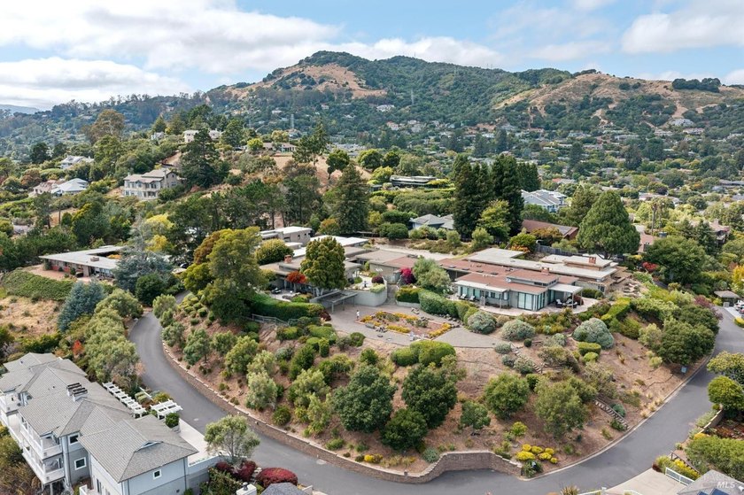 A single-level home, with 180 degree views, in a gated community - photo 8