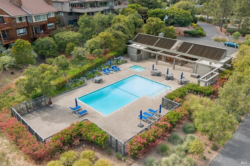 A single-level home, with 180 degree views, in a gated community - photo 10