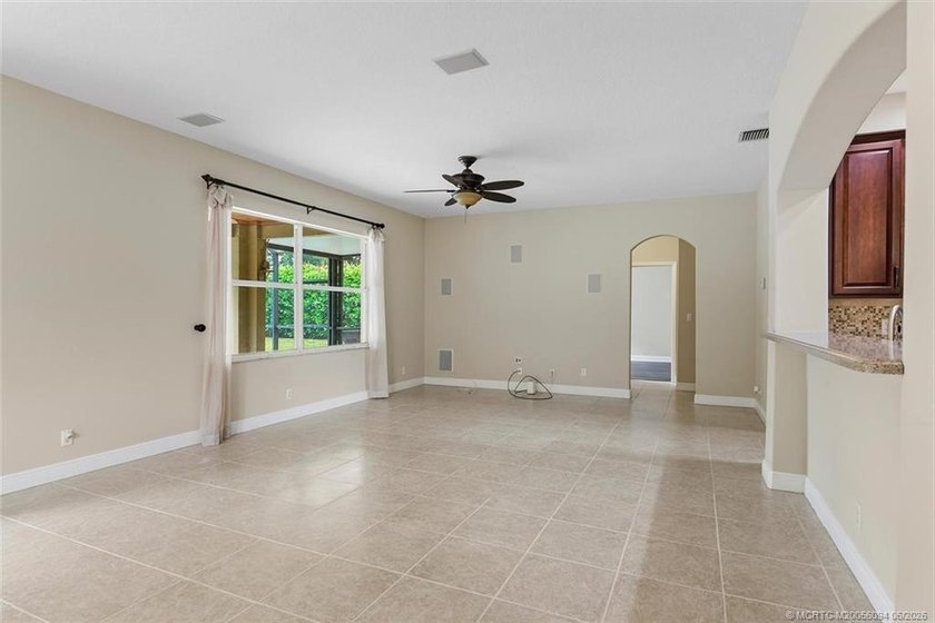 Size matters! Spacious 3,580 square foot under air pool home - photo 9