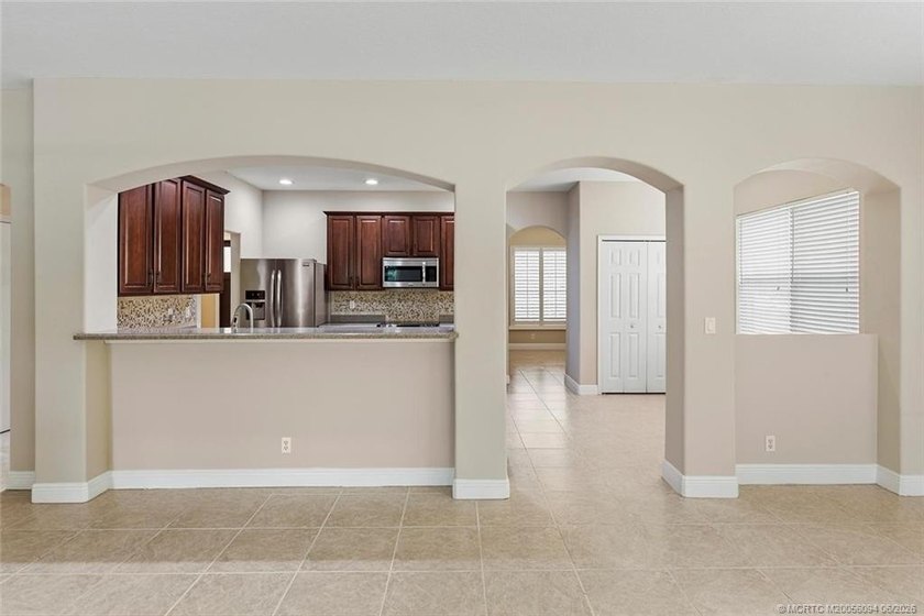 Size matters! Spacious 3,580 square foot under air pool home - photo 10