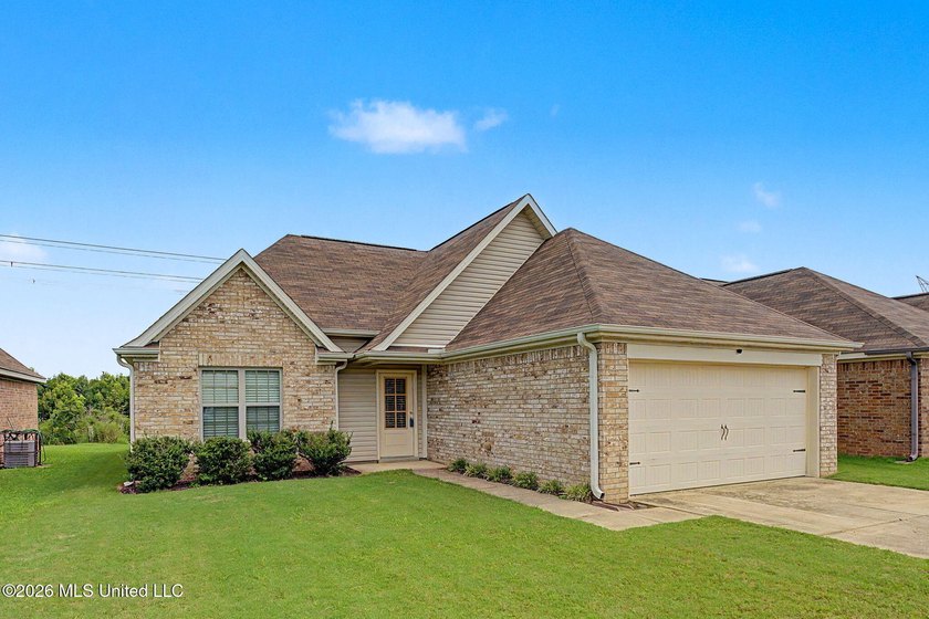Welcome home to this well-maintained 3 bedroom, 2 bath split - photo 2
